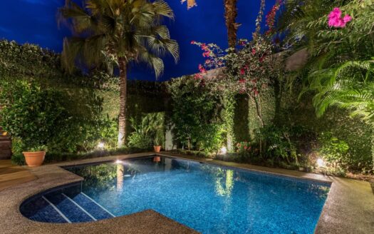 Jaco luxury 4 bedroom house steps to the beach