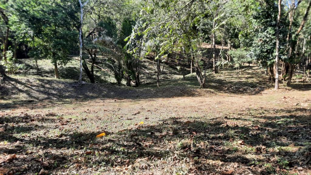 Great location! Expansive flat land 5 minutes to the beach.