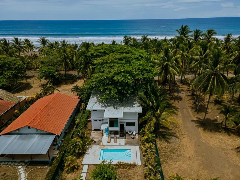 Stunning Beachfront Three-Bedroom Home with Modern Features and Spacious Backyard - Palo Seco Treehouse