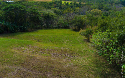 House with pool on 0.75 acre , close to the beach