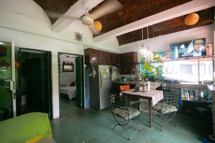 A house with 2 apartments and a commercial space on the first floor in Manuel Antonio