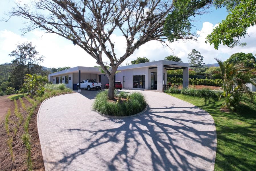 New and beautiful modern gem on 2 acres with views in Atenas