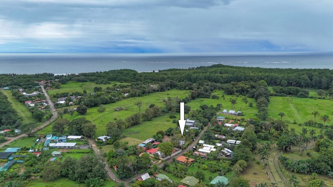 Contemporary 3-bed home surrounded by Uvita’s services and amenities but just a short stroll to tropical beaches