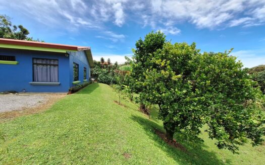 House with Beautiful Garden for Sale Grecia, Alajuela