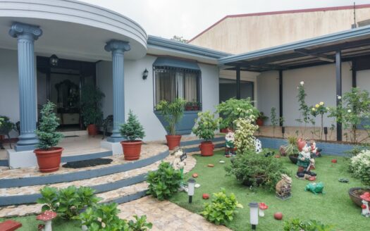 House for sale in commercial/residential area, Ciudad Quesada