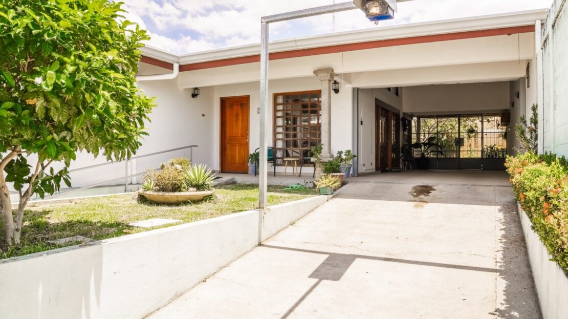 Beautiful House with Guest Apartment in Beautiful Liberia Neighborhood