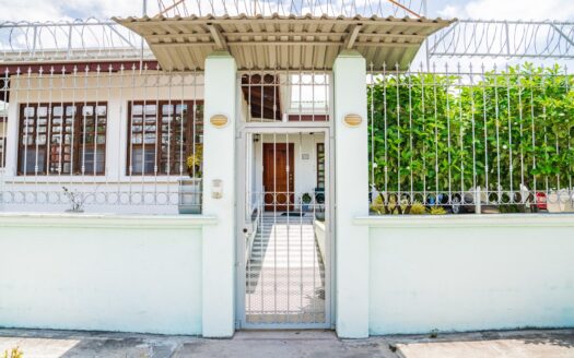 Beautiful House with Guest Apartment in Beautiful Liberia Neighborhood