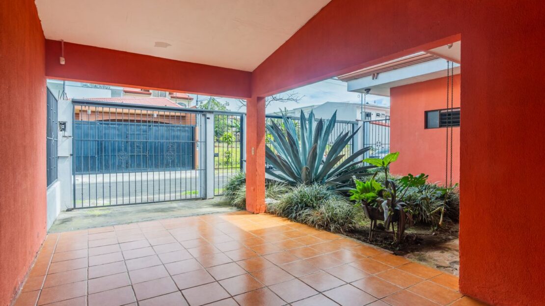 FOR SALE-Single-story house in Residencial Altos de Montenegro