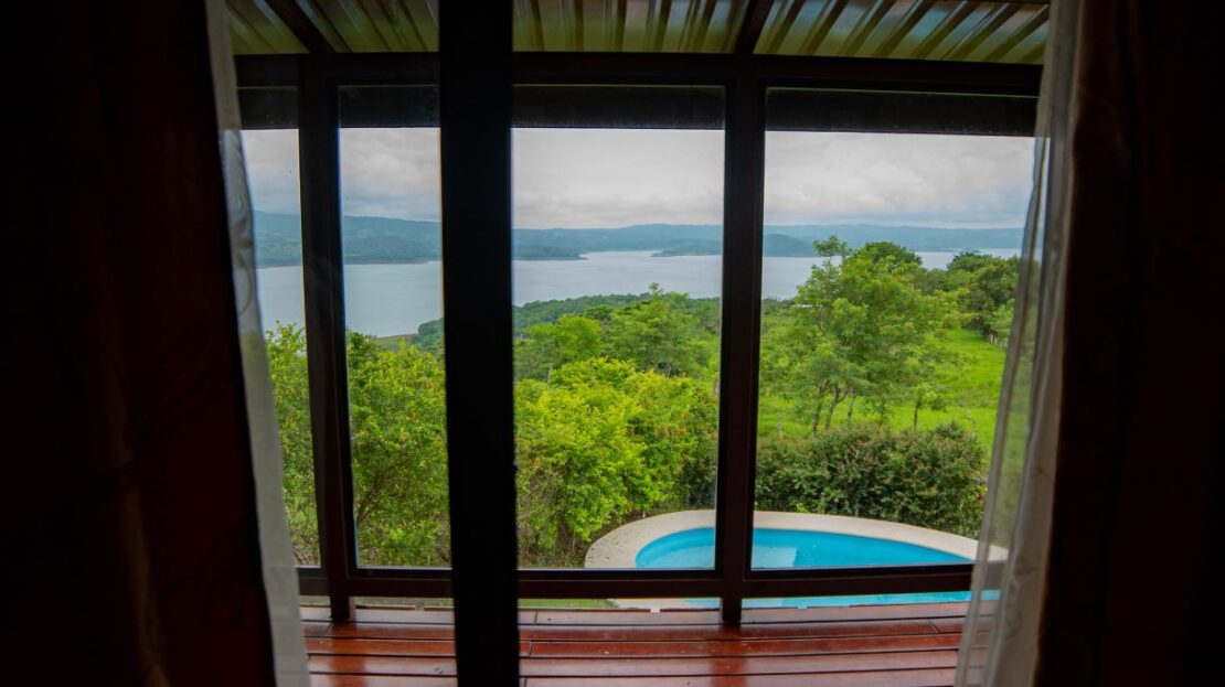 TOUCAN LAKE  ARENAL VILLA