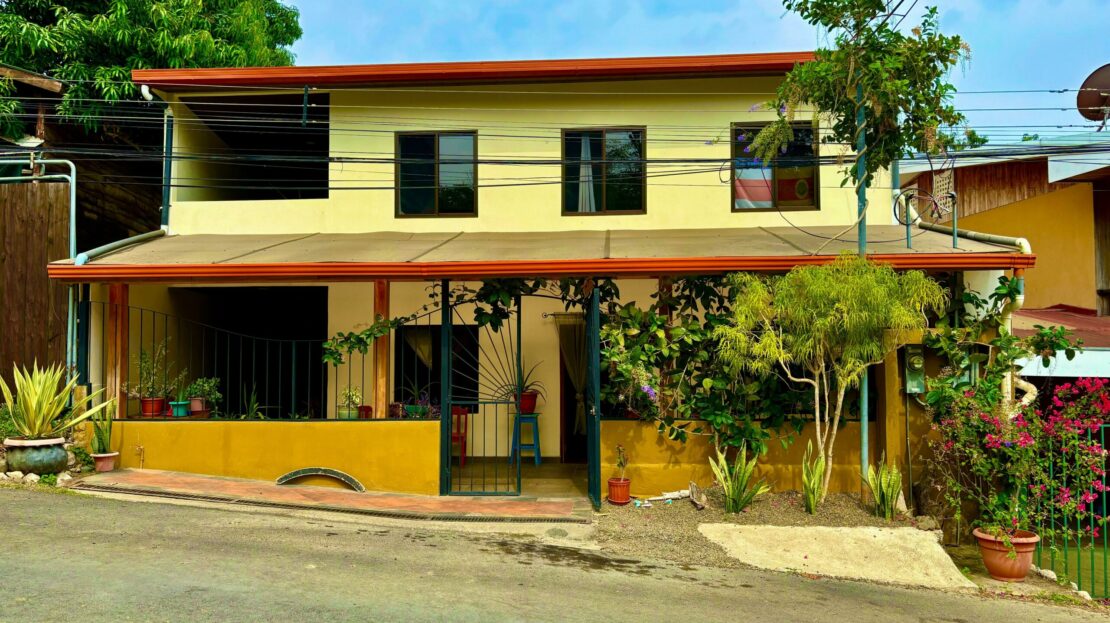Large and charming house with additional apartment