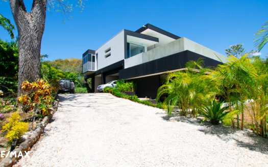 Stunning Modern Home in Black Beauty Community