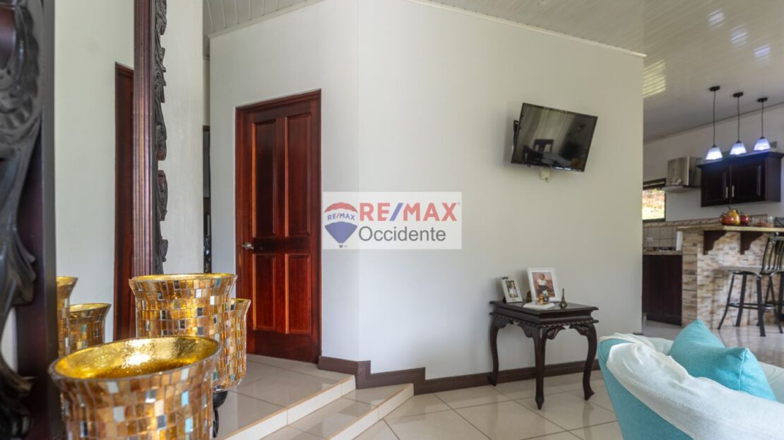 Charming Single-Story Home for Sale in Grecia
