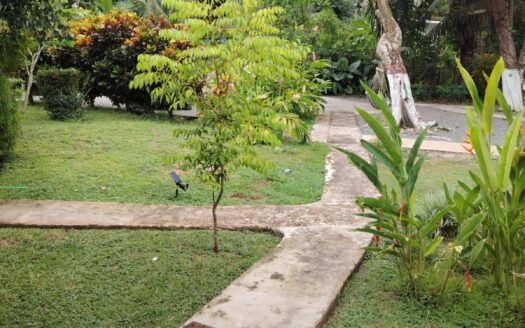 Affordable river home near Dominical Beach