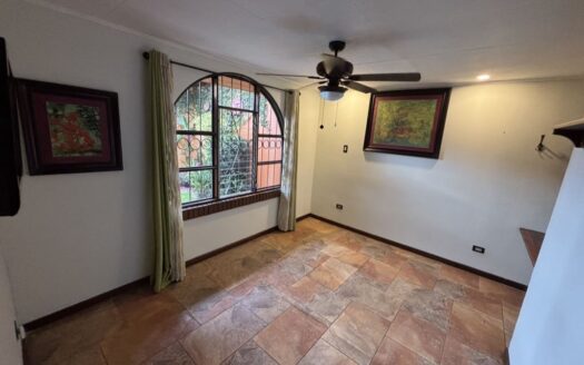 Buy Now in Rohrmoser: Spacious Property with Extra Income Space & Airbnb Flexibility