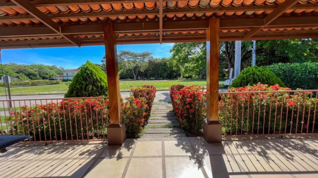 Charming 3-Bedroom Home in Gated Community – Colonia Blanca