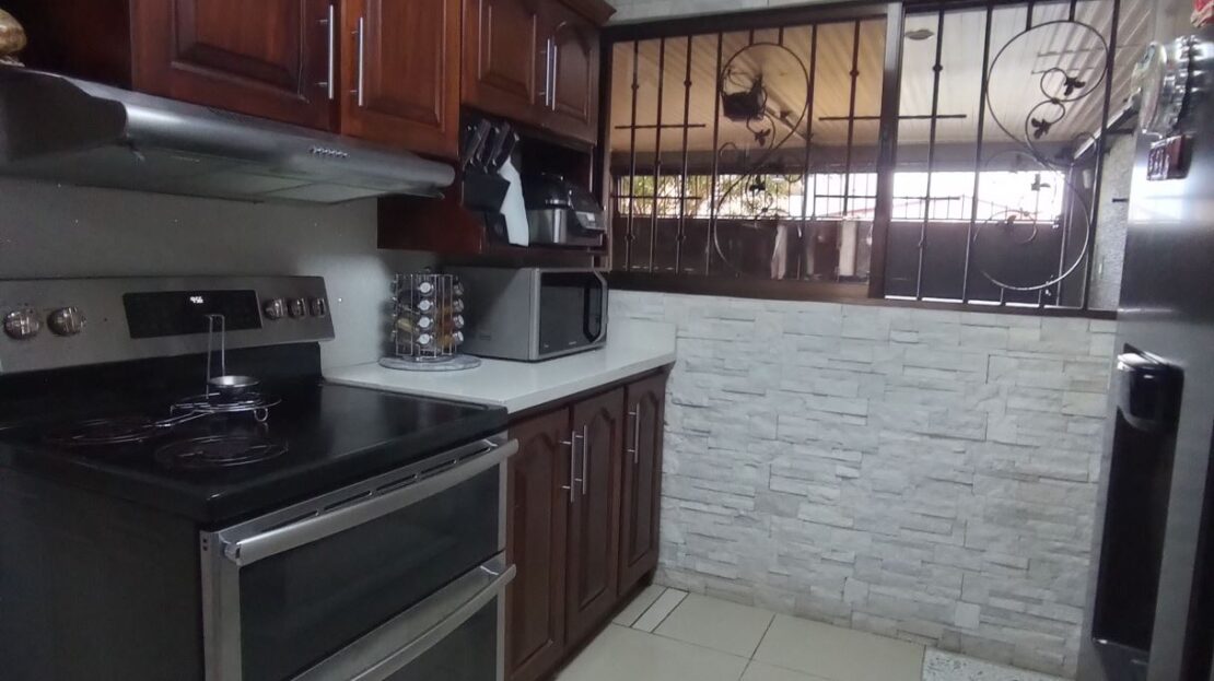 Beautiful and secure house in Residencial Doña Elena