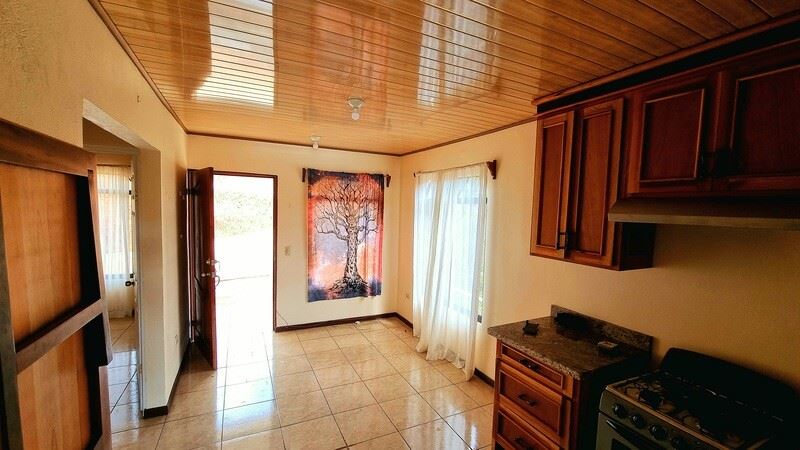 BEAUTIFUL HOUSE FOR SALE IN SANTA ELENA
