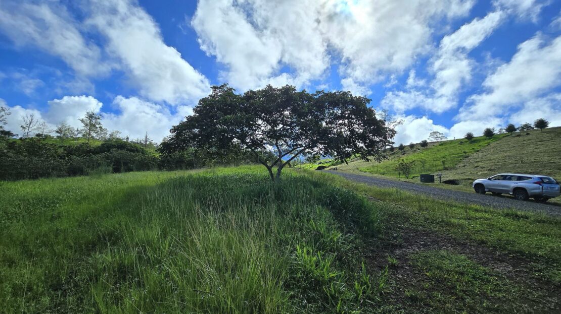 171 M² With Loving Views And Creeks In Santa Elena.