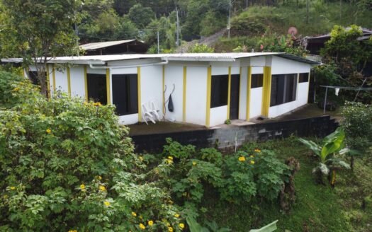 Bright home tucked away on hill top in San Francisco de Rivas, Perez Zeledon.