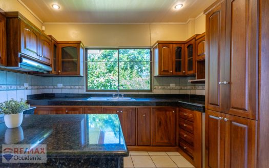 Hilltop Home in Grecia