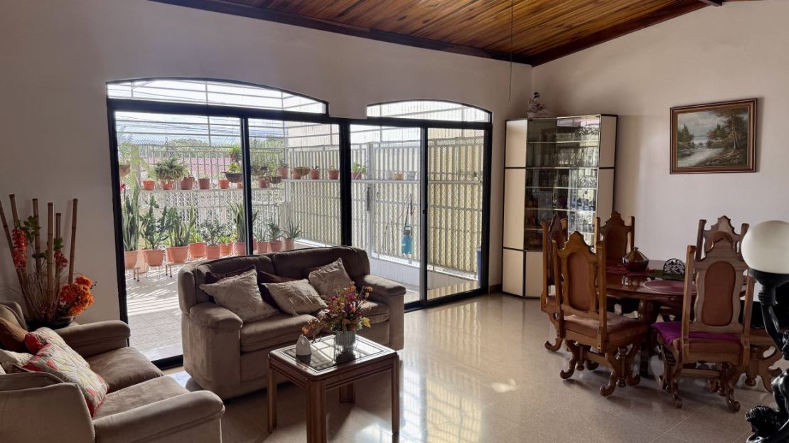 BEAUTIFUL HOUSE IN SAN RAFAEL- DESAMPARADOS