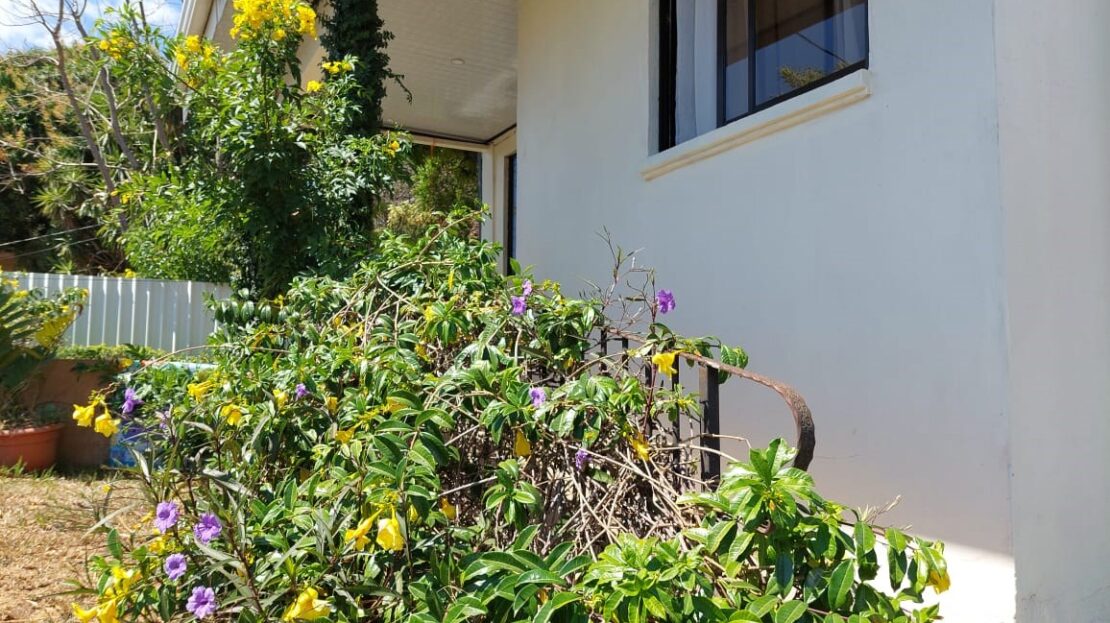 This two-story house is strategically located 11 minutes from Atenas center