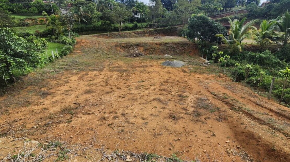 Spacious lot in Miravalles with easy access and all services.
