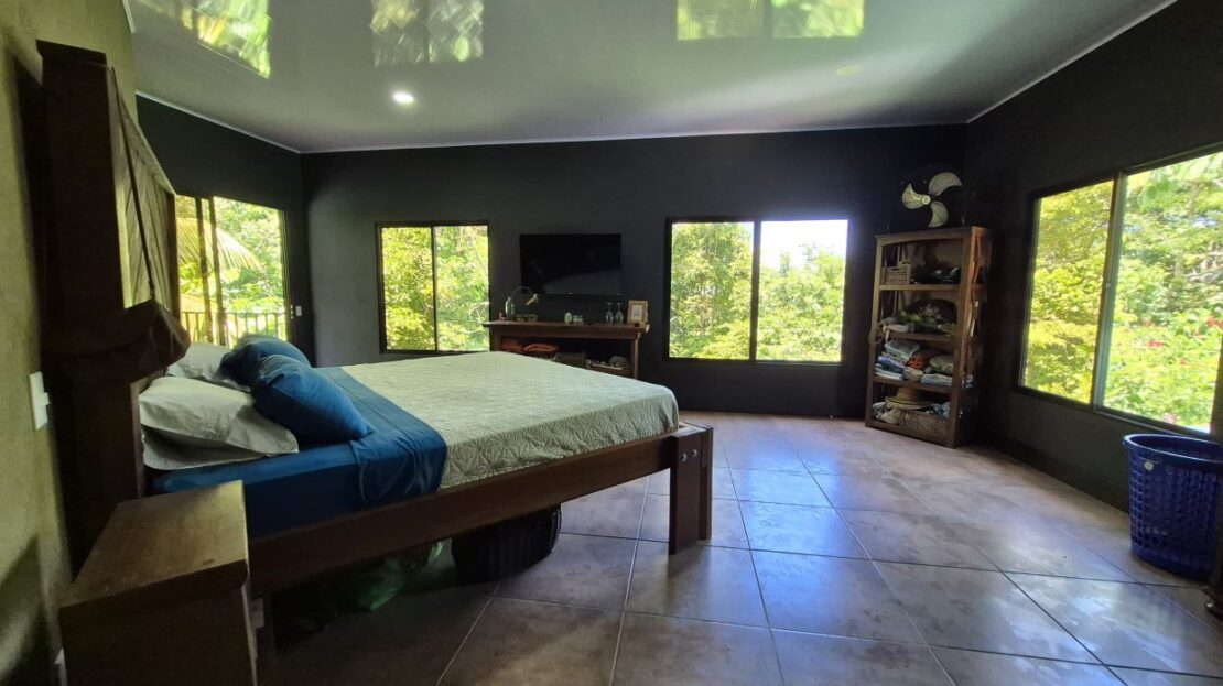 Jungle Retreat with Modern Comforts – Platanillo