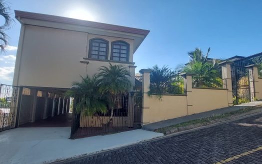 Expansive Colonial house for sale