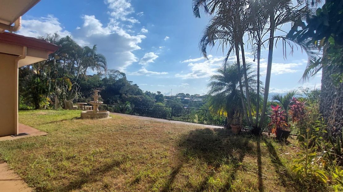 Expansive Colonial house for sale