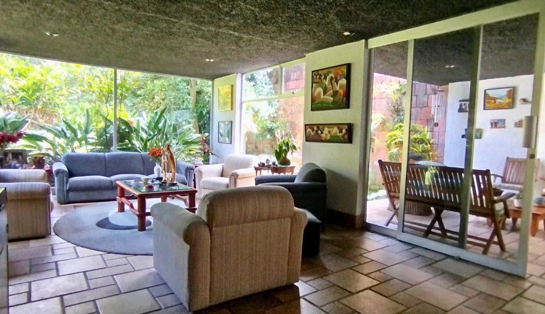 Spacious 5-bedroom family home for sale in Curridabat