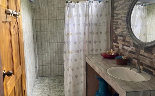 Big house with pool for Sale, 20m from La fortuna