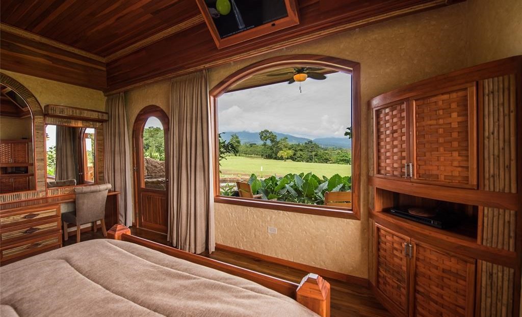 Exquisite Arenal Hills Villa: Volcano Views
