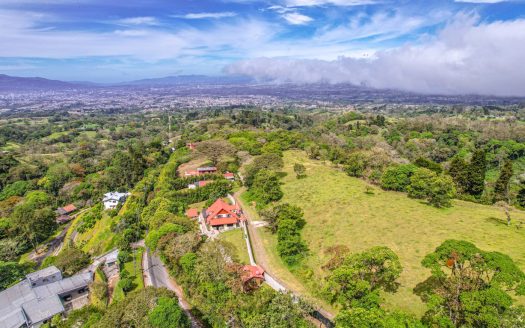 Charming Property in Rancho Redondo – Spacious Areas and Panoramic Views