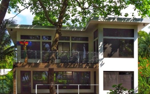 Stunning Beachfront Three-Bedroom Home with Modern Features and Spacious Backyard – Palo Seco Treehouse