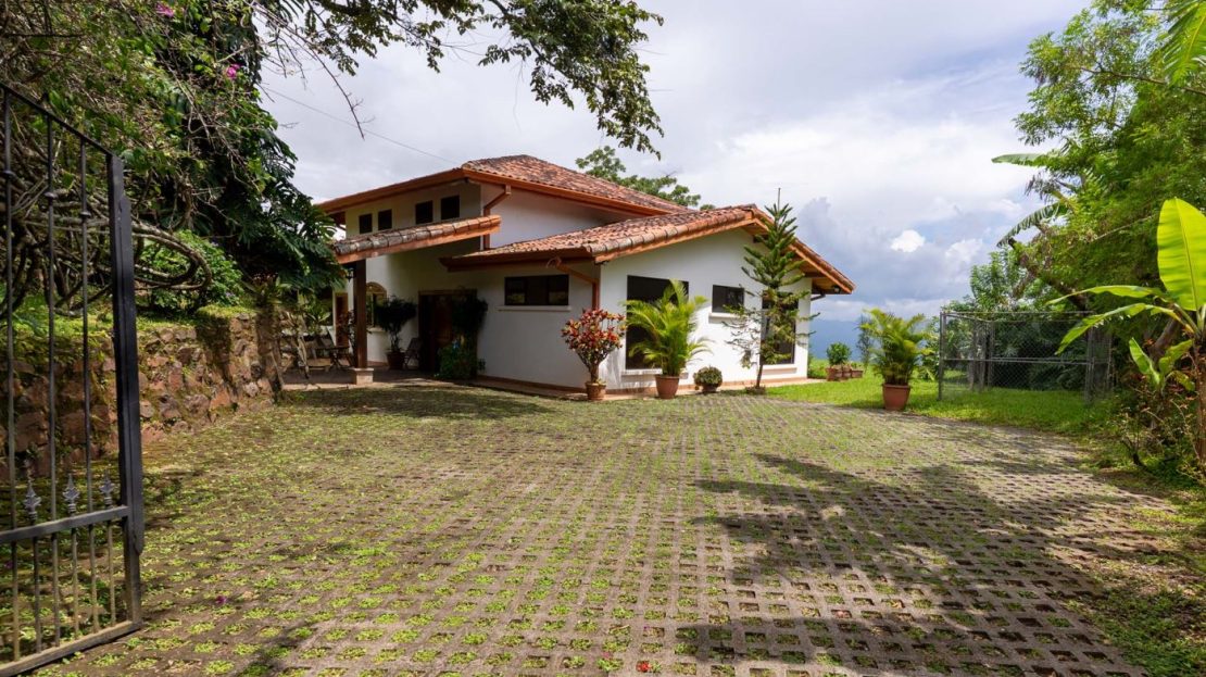 Elegant Spanish colonial style home with views in Hacienda Atenas