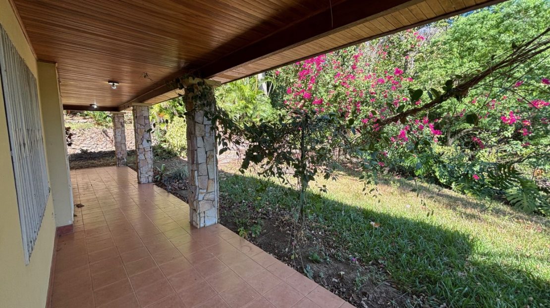 928m2 in the nature of Atenas