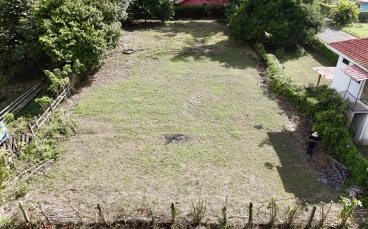 Flat lot close to the beach construction-ready