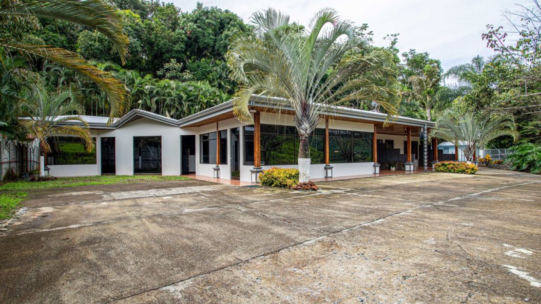 large office area and pool 3 min. from Atenas Center