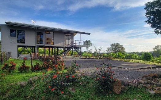 Countryside Home with Panoramic Views, Expansive Green Areas & Development Potential – USD $200,000