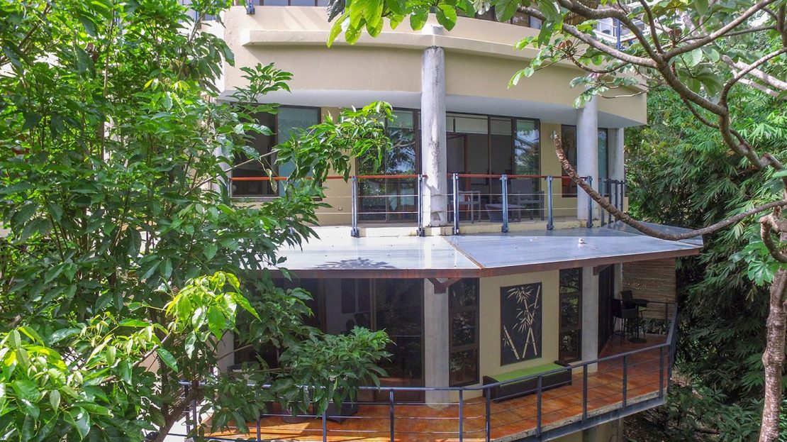 Villa Perezoso: A Natural Jewel with Ocean Views