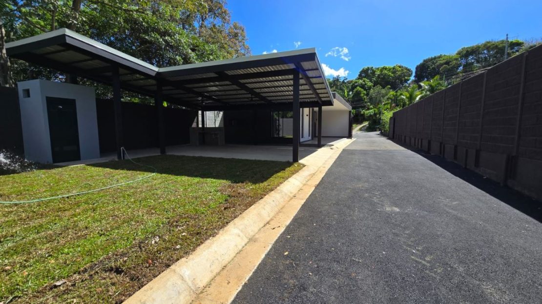 Modern designs and finishes in small Atenas private community