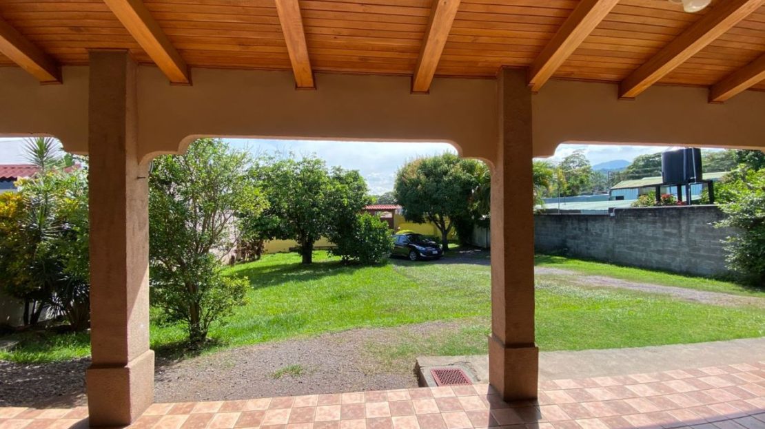 Spacious family home with huge garden in Río Oro