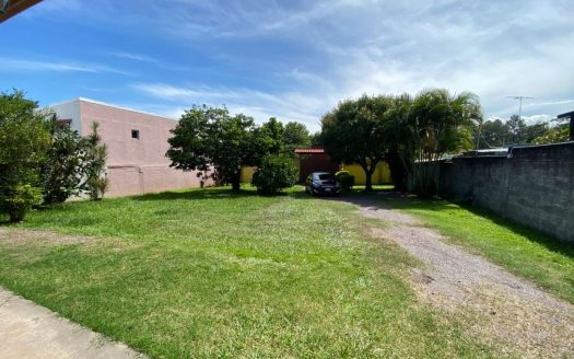 Spacious family home with huge garden in Río Oro, Santa Ana. FV