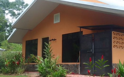 Spacious 3-Bed, 2-Bath Bungalow on a Large, Fenced Property Near La Fortuna – Garage with Guest House Potential!