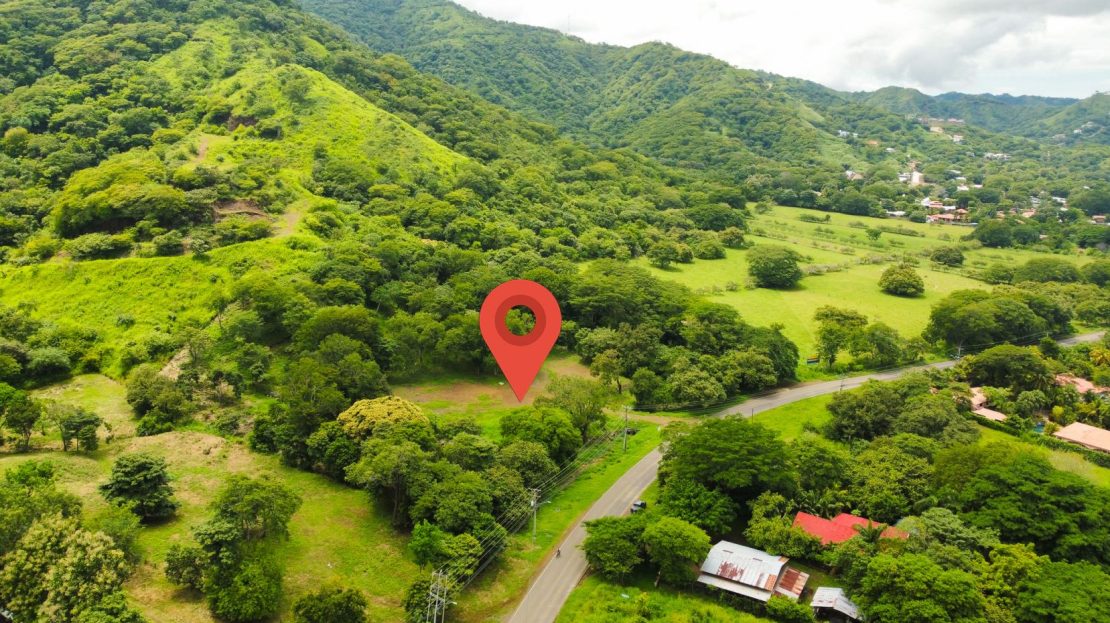 Property on the Main Street to Playas del Coco
