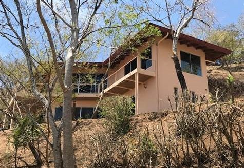 BIG discounted fixer-upper home in an Atenas oasis!