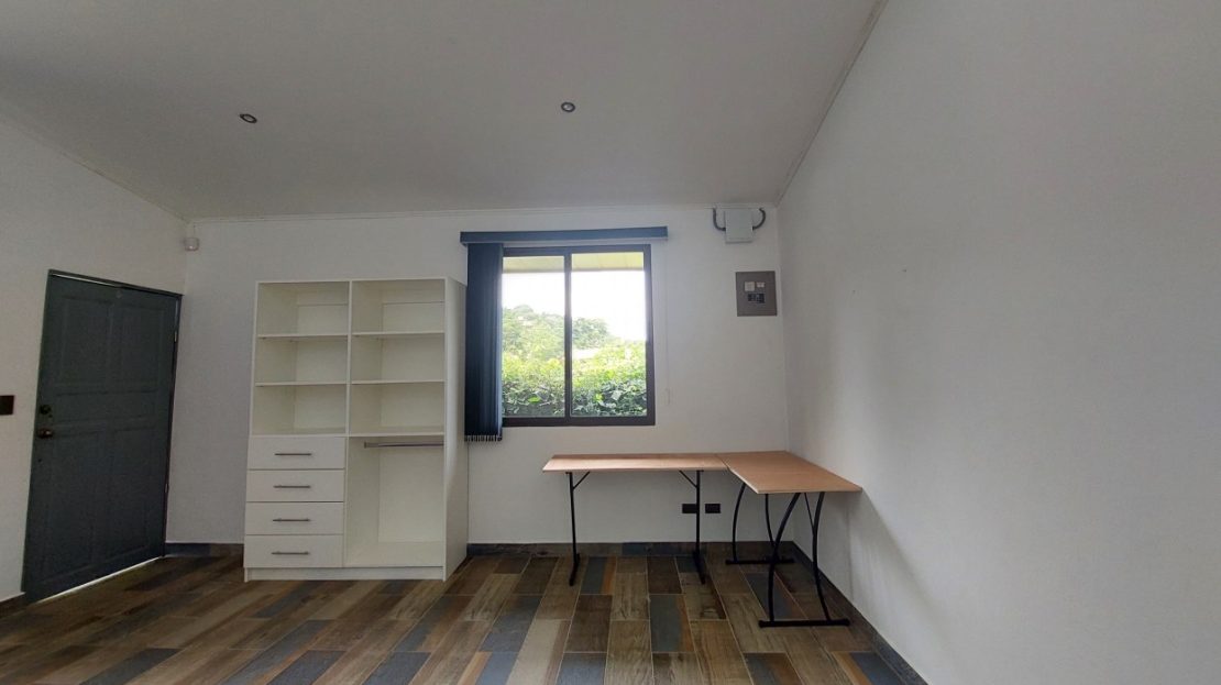 Located 5 minutes to Atenas center.