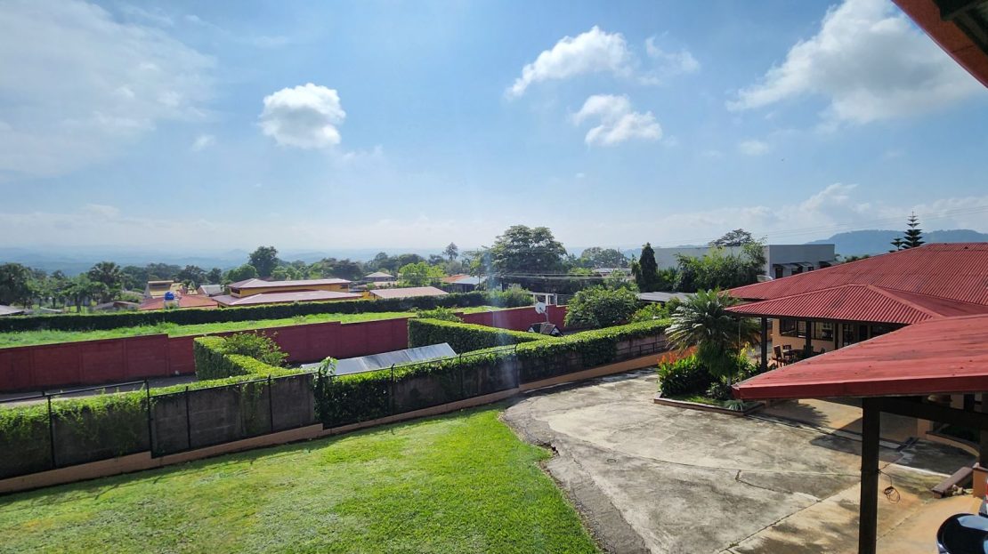 House with 1500 m2 of land