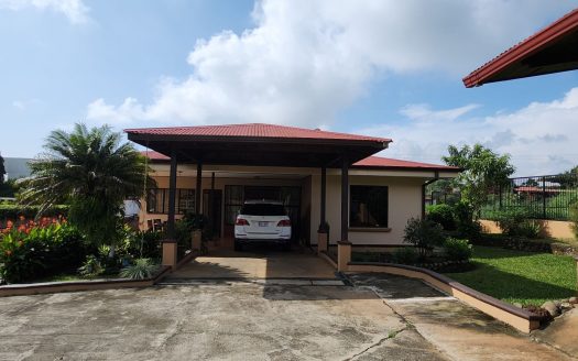 House with 1500 m2 of land, lots of green area and beautiful views.